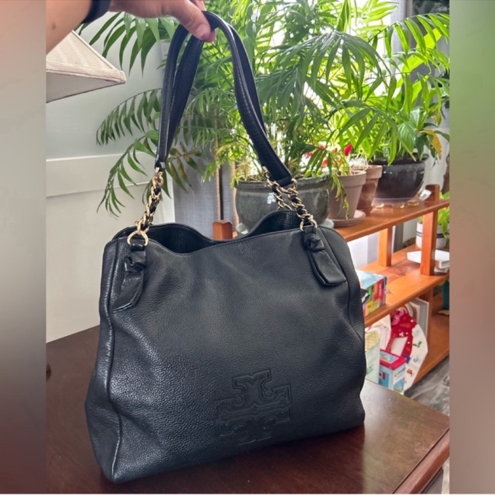 Tory Burch Black Leather Shoulder Bag with Gold Chain - Picture 2 of 12